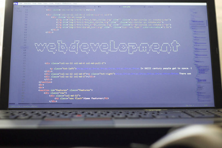 日落之窗 一位现代网络开发者的光影工作台